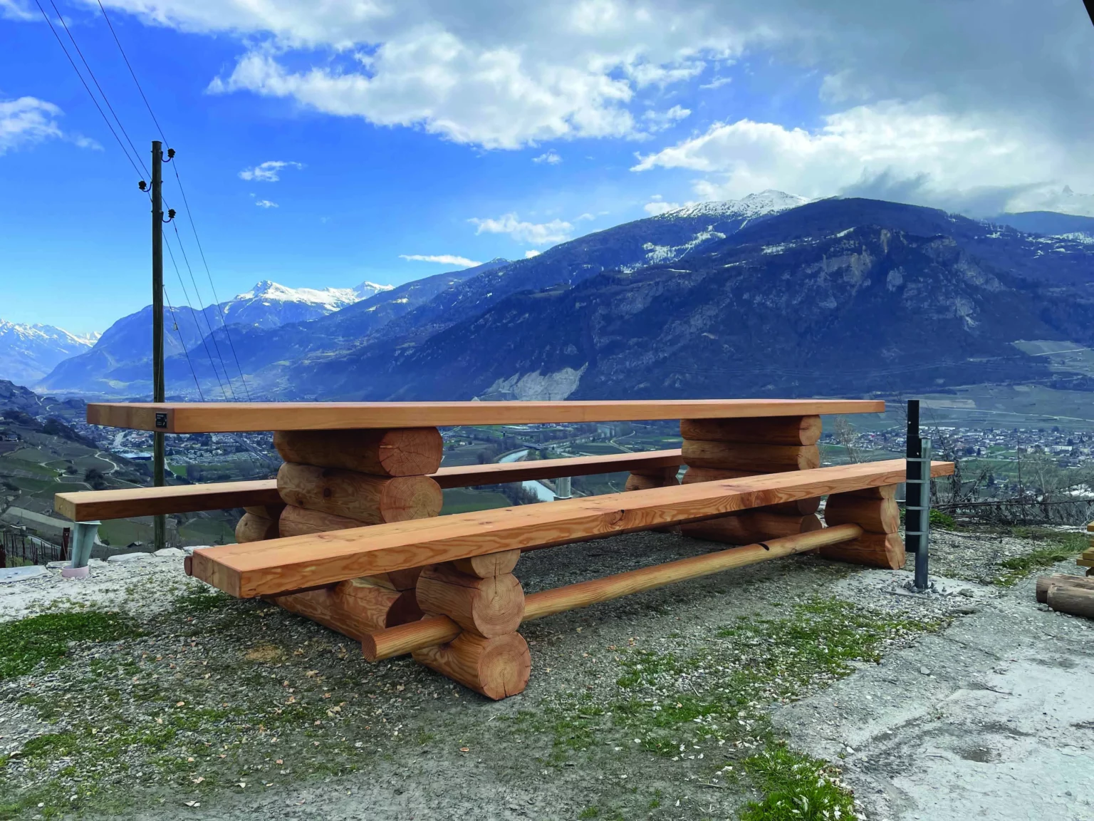 Table et bancs en bois réalisés par le Triage forestier d’Anniviers